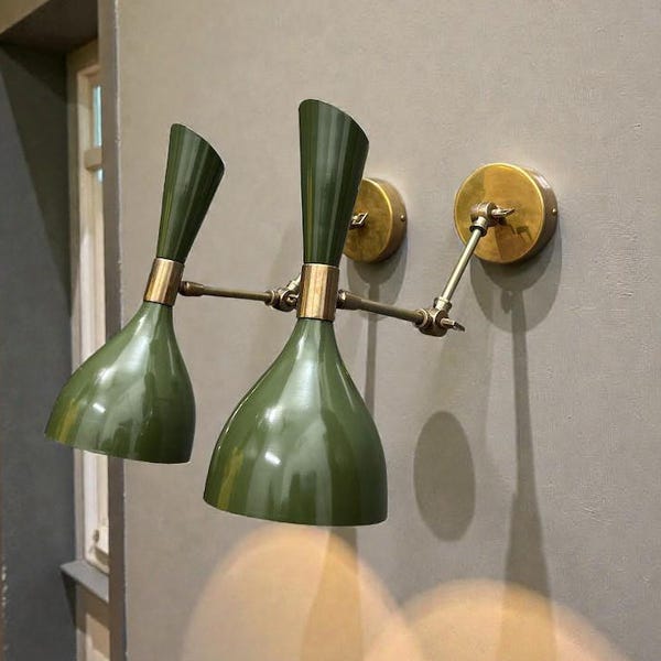 Aplique de parede moderno de meados do século XX em latão: Luminária de cabeceira italiana Diabolo Olivine