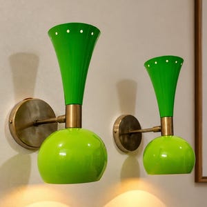 Aplique de pared de latón de mediados de siglo, pantalla verde retro, iluminación de tocador Art Déco
