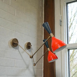 Coppia di applique da parete in ottone italiano di metà secolo: Stilnovo Light rosso e nero