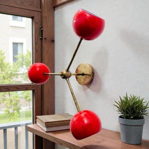 Applique da parete in metallo e ottone: lampada triangolare multicolore, arredamento per la casa
