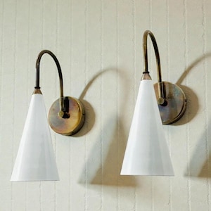 Vägglampa i mässing: Vit konlampa från mitten av århundradet, justerbar Diabolo-lampa
