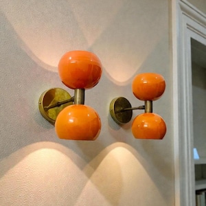 Par de apliques de pared Diabolo de latón: lámpara de tocador moderna de mediados de siglo