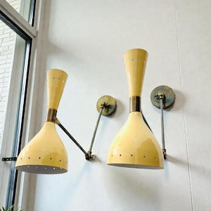 Paar koperen wandkandelaar uit het midden van de eeuw: Italiaanse stilnovostijl