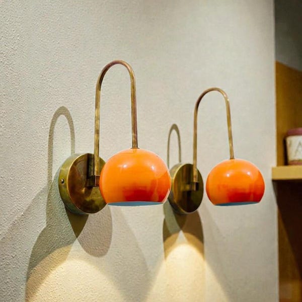 Apliques de pared de latón de mediados de siglo: detalles en naranja, iluminación artesanal