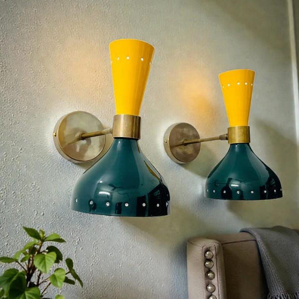 Par de apliques de pared italianos Diabolo de mediados de siglo: iluminación de latón verde y amarillo