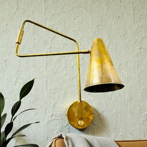 Brass Articulated Wall Sconce: Mid-Century Modern Style