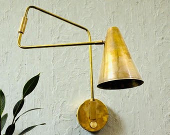 Brass Articulated Wall Sconce: Mid-Century Modern Style