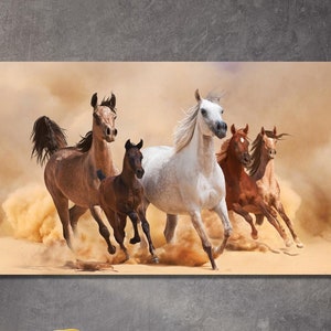 7 laufende Pferde fertig zum Aufhängen Leinwand, Sieben laufendes weißes Pferd Tiere Leinwanddruck, Pferdewandkunst, bunte Druckleinwand Leinwanddruck