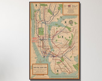 Puede incluir: Mapa vintage del sistema de metro de la ciudad de Nueva York, que muestra las líneas y las estaciones. El mapa está impreso en papel color crema con líneas marrones, azules y rojas. El mapa está enmarcado y colgado en una pared blanca.