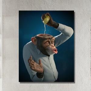 Peut inclure: Un chimpanzé portant une chemise blanche avec un citron pressé au-dessus de sa tête, le jus coulant dans sa bouche ouverte. L'arrière-plan est bleu foncé.