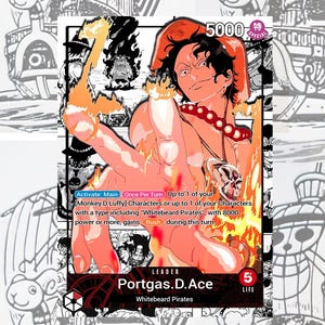 Puede incluir: Una carta coleccionable con Portgas D. Ace, llamas naranjas, texto que indica 5000 de poder, 5 de vida e instrucciones de juego. La carta muestra una ilustración de fondo en blanco y negro de un barco con un diseño de calavera.