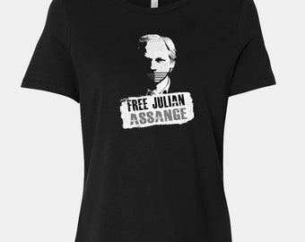 Maglietta Donna "Free Julian Assange" Bianca: T-Shirt In Cotone Comoda Con Stampa DTG, Casual E Originale