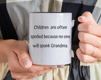 A menudo, los niños son malcriados porque nadie les pega. Taza de café de la abuela, taza de café personalizada de la abuela