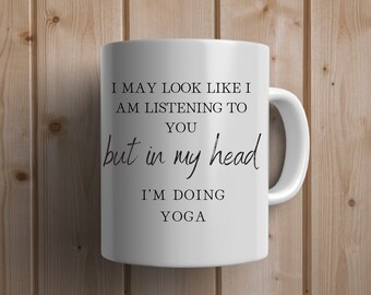 Taza de yoga divertida: "En mi cabeza estoy haciendo yoga".