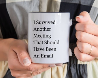 Taza personalizada divertida, sobreviví a otra reunión que debería haber sido una taza de correo electrónico.