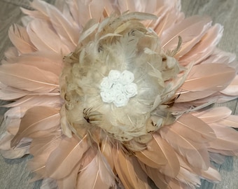 Jujuhat 45/50 cm - pink goose feathers and beige rooster feathers - white pink center
