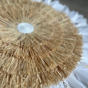 Jujuhat 70 cm - raffia / white feathers and white feathers with golden tips