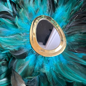 JUJUHAT 70 cm in natural goose and rooster feathers, green and blue - drop-shaped gold-plated brass mirror