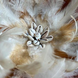 JUJUHAT 45 cm - goose and rooster feathers - center in cowrie shells