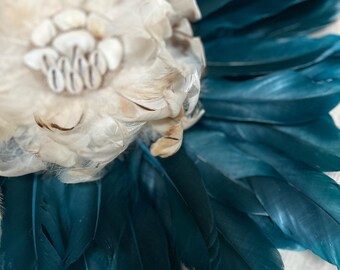Jujuhat 45/50 cm - blue goose feathers and beige rooster feathers - jute and shell center