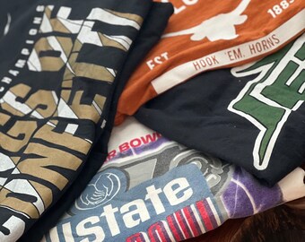 MYSTERY Sports et College T-Shirt Bundles en 3| paquets de t-shirts style vintage 3| Cadeau amusant pour les hommes | Boîte mystère rétro économisée| T-shirt graphique
