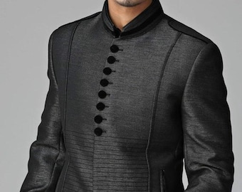 Puede incluir: Una chaqueta de traje gris oscuro con cuello mandarín y una fila de botones negros en la parte delantera. La chaqueta tiene un corte ajustado y una tela texturizada.