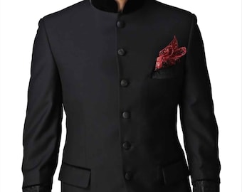 Pode incluir: Um blazer preto com colarinho mandarim e um lenço de bolso vermelho. O blazer tem uma guarnição de veludo no colarinho e nas mangas.