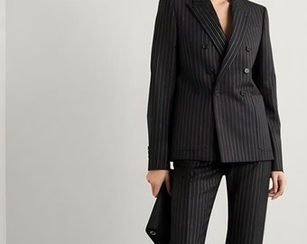 Terno feminino risca de giz: Corte slim fit, ideal para ocasiões formais e profissionais.