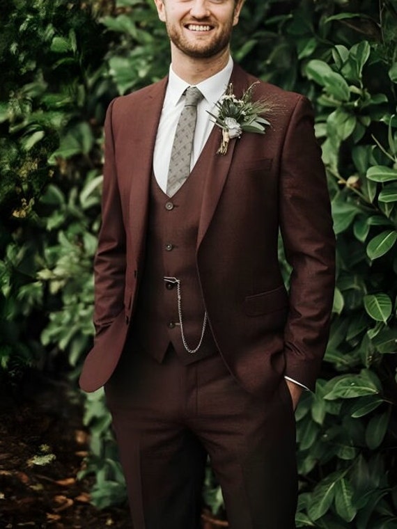 メンズブラウン3ピーススーツ：クラシックフィットウェディング