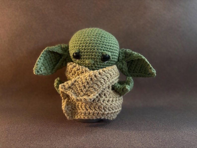 Handgefertigte Häkelarbeit Grogu-inspirierte Plüsch Bild 1