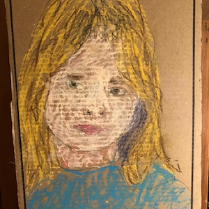 Peut inclure: Portrait au pastel sur carton représentant une personne aux cheveux blonds et un haut bleu. Le visage est rendu en blanc et rose, avec des yeux verts et des lèvres rouges. L'œuvre est encadrée d'un bord noir et signée avec la date 5/12/35.