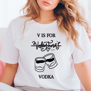V è per Vodka SVG Camicia, San Valentino Vodka SVG PNG, Anti Valentine Camicia in formato SVG, San Valentino Idea Regalo uomini, San Valentino in formato SVG, colpi di vodka in formato SVG PNG
