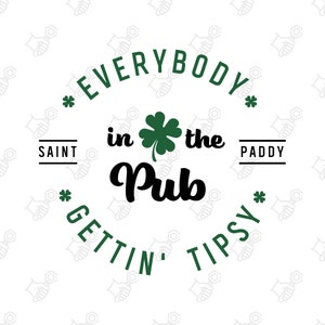 Puede incluir: Un dise&ntilde;o circular negro y verde con el texto "Everybody in the Pub Gettin' Tipsy" y un tr&eacute;bol de cuatro hojas en el centro. Los textos "Saint" y "Paddy" est&aacute;n a ambos lados del tr&eacute;bol.