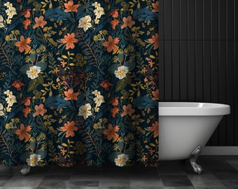 Puede incluir: Una cortina de ducha azul oscuro con un patrón floral que presenta varios tonos de flores naranja, amarillas y blancas. Las flores están dispuestas en un patrón repetitivo sobre un fondo azul oscuro.