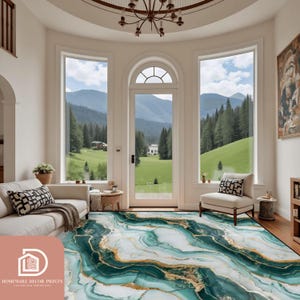 Könnte beinhalten: Ein Wohnzimmer mit einem großen Teppich mit einem Design aus türkis, weiß und goldfarbenem Marmor. Der Raum hat große Fenster mit Blick auf eine Berglandschaft. Ein weißes Sofa, ein Stuhl und ein kleiner Tisch befinden sich im Raum. Der Teppich trägt den Text "HOMEWARE DECOR PRINTS".