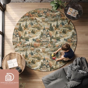 Könnte beinhalten: Ein runder Teppich mit einem detaillierten Landschaftsdesign mit Burgen, Bäumen und gewundenen Straßen in Braun-, Grün- und Orangetönen. Der Teppich liegt auf einem Holzboden, mit einem Kind, das mit Spielzeugautos spielt.