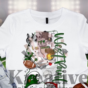 Puede incluir: Camiseta blanca con un diseño gráfico colorido que incorpora elementos deportivos y musicales. El diseño incluye un balón de fútbol americano, béisbol, baloncesto, notas musicales y las palabras "West Point" en verde. La camiseta también tiene el texto "Prints of Demand".