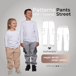 Może przedstawiać: Cyfrowy wzór szycia na spodnie dziecięce z kieszeniami cargo. Wzór jest dla rozmiarów 86-122 cm (33,85-48,03 cala) i jest oznaczony jako "SewFreedom" z oceną trudności czterech na pięć gwiazdek.