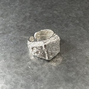 925 Sterling Silver Ring Brutalist Ring Handmade Hammered Ring Adjustable Textured Ring Chunky Statement Ring Square Signet Ring Jewellery