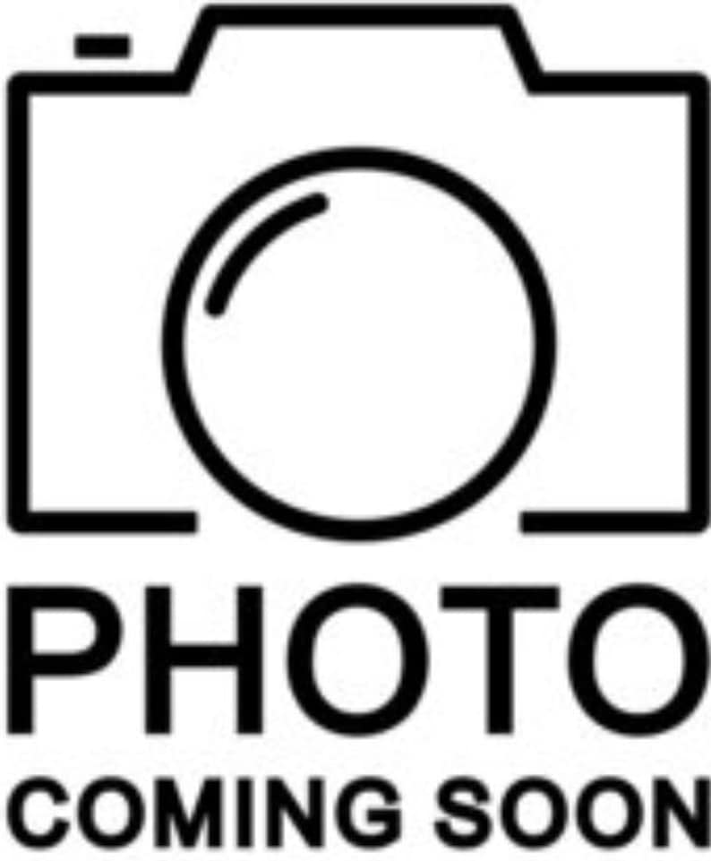 Puede incluir: Gr&aacute;fico en blanco y negro de un icono de c&aacute;mara con las palabras "PHOTO COMING SOON" en negrita, fuente sans-serif debajo de la ilustraci&oacute;n de la c&aacute;mara. El icono de la c&aacute;mara tiene una lente y un cuerpo rectangular.