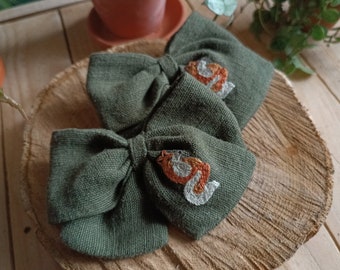 Forest hair bow, dark green linen ribbon with small fox embroidery, hand embroidered hair bow, embroidered hair clip