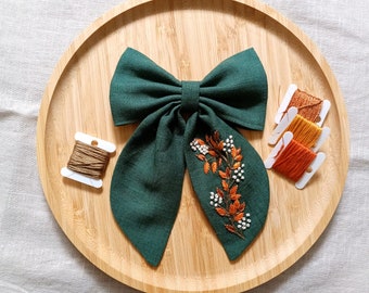 Florale Haarschleife, grünes Leinenband, Blumenstickerei, handbestickte Haarschleife, bestickte Haarspange