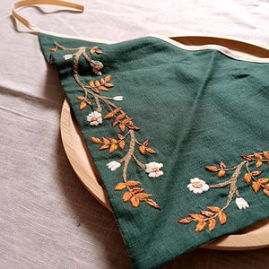 Bandana brodé en lin vert fleurit, foulard triangulaire avec liens, foulard en lin naturel, foulard brodé à la main, turban bohème