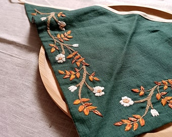 Florales grünes Leinen besticktes Bandana, Dreieckstuch mit Krawatten, naturbelassener Leinenschal, handbestickter Schal, Boho-Turban
