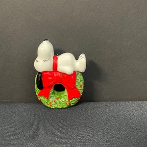 Vintage Retro Peanuts Snoopy Wreath Holly 1978 Figurine Dog Cartoon Comic Holiday Christmas Tree Ornament