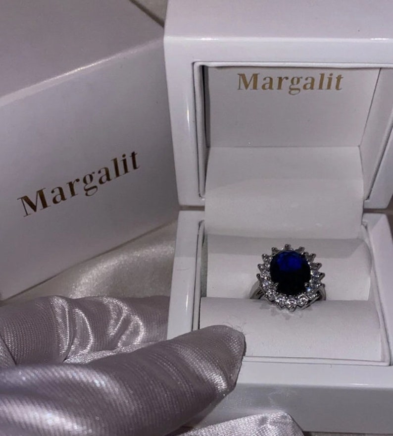 Princess Dianas Engagement Ring, 6 Carat, Royal Blue Sapphire Oval Cut ...