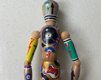 Mannequin d'artiste vintage en bois, debout sur un socle en