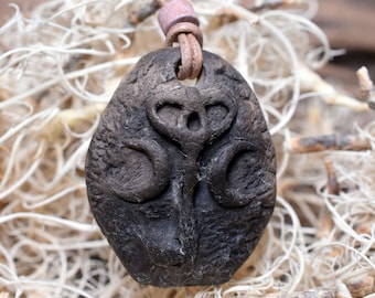 Kettenanhänger Amulett Hekates Key primitive Kunst am verstellbaren Lederband mit einer Keramikperle