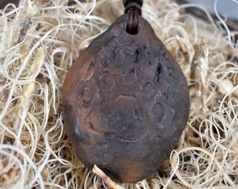 handgefertigter Anhänger Bärentatze, Amulett mit verstellbarem Lederband,  primitive Kunst