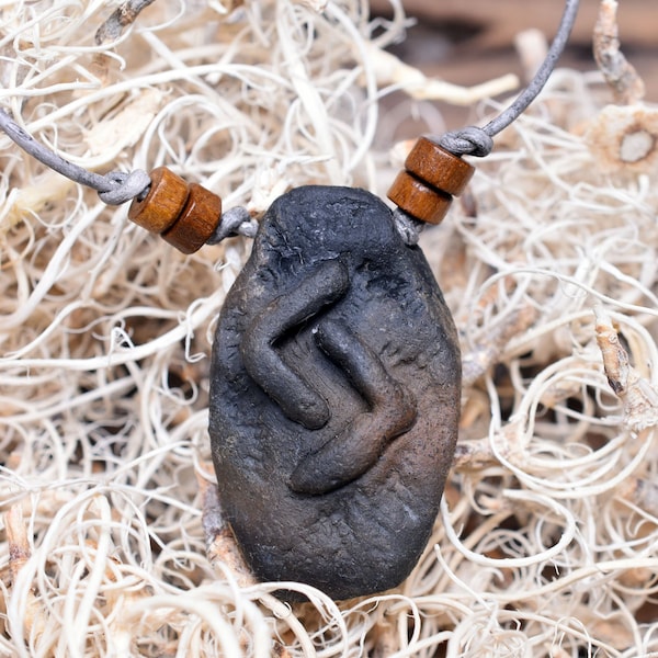 Kettinghanger Futhark Rune Jera primitieve kunst, amulet op een verstelbare leren riem